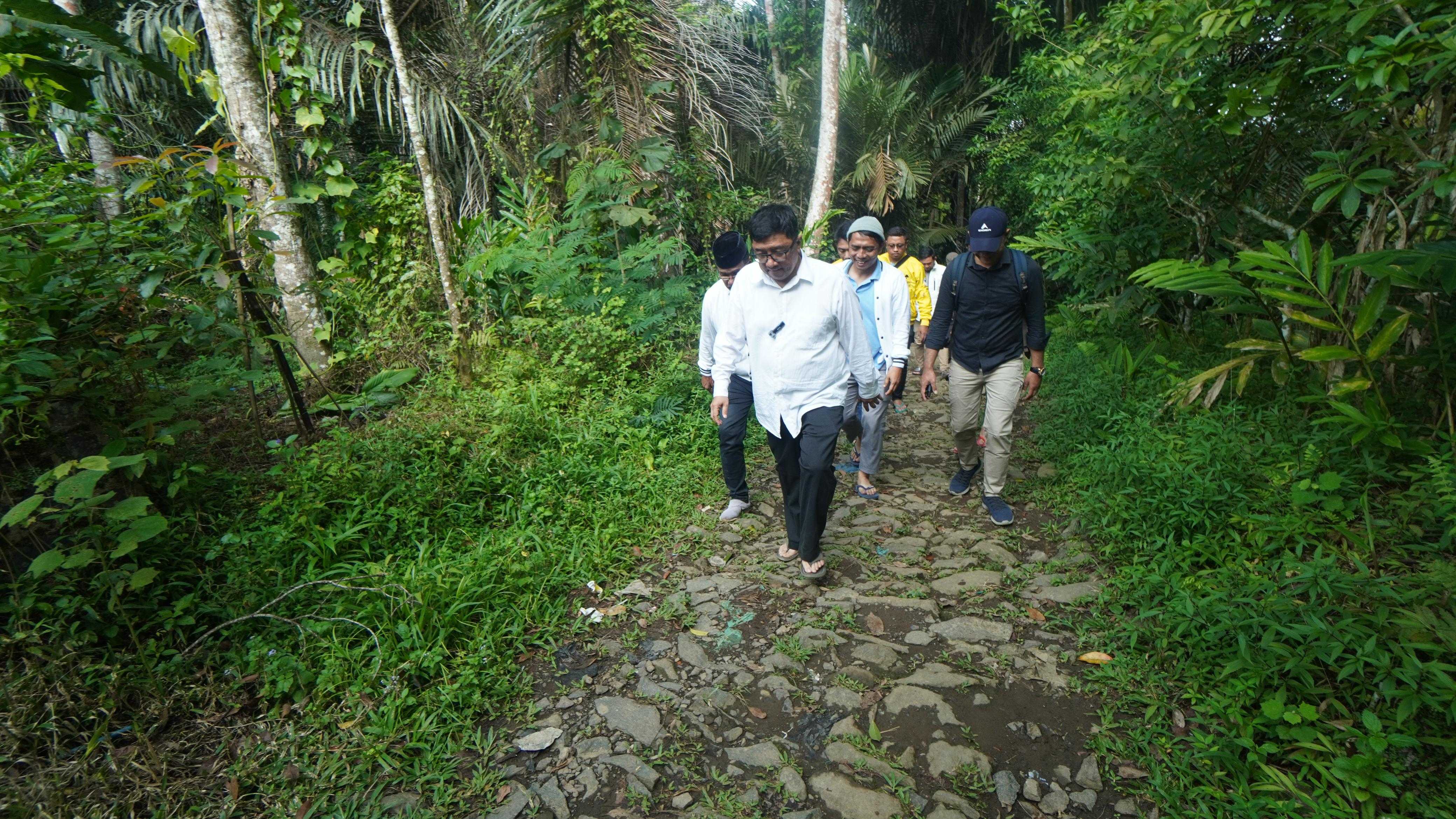 Cabup 02 Syakur Amin Soroti Jalan Rusak di Cisewu, Siapkan Langkah Perbaikan Infrastruktur Berkelanjutan